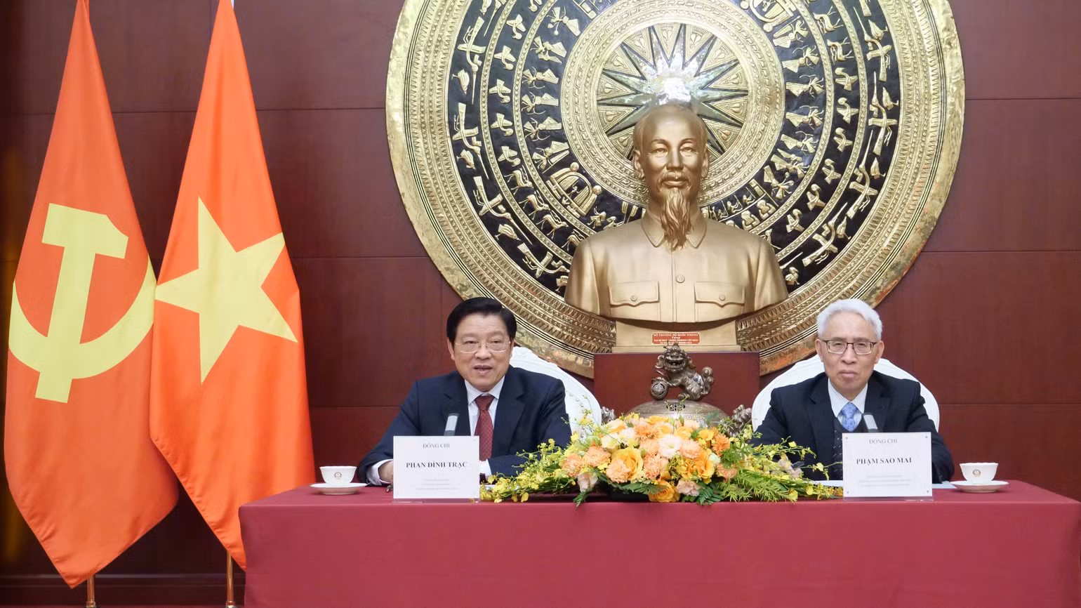 Đồng chí Phan Đình Trạc phát biểu khi đến thăm và làm việc với tập thể cán bộ, nhân viên Đại sứ quán Việt Nam tại Trung Quốc.