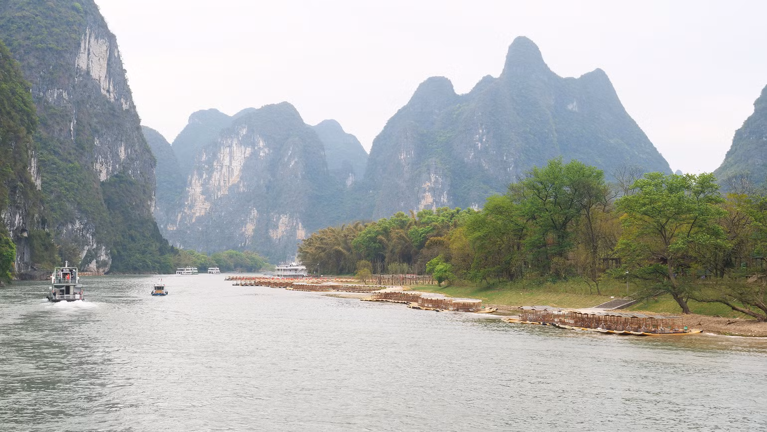 Nhiều bến tàu được bố trí bên dòng sông Ly Giang để thuận tiện cho du khách chọn hành trình phù hợp.