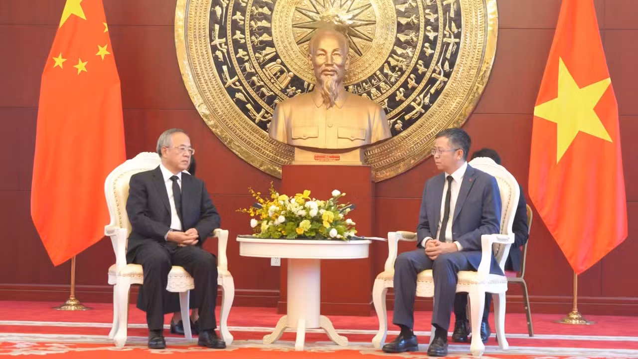 Đại sứ Phạm Thanh Bình tiếp đồng chí Hồ Xuân Hoa. Đại sứ Phạm Thanh Bình tiếp đồng chí Hồ Xuân Hoa.
