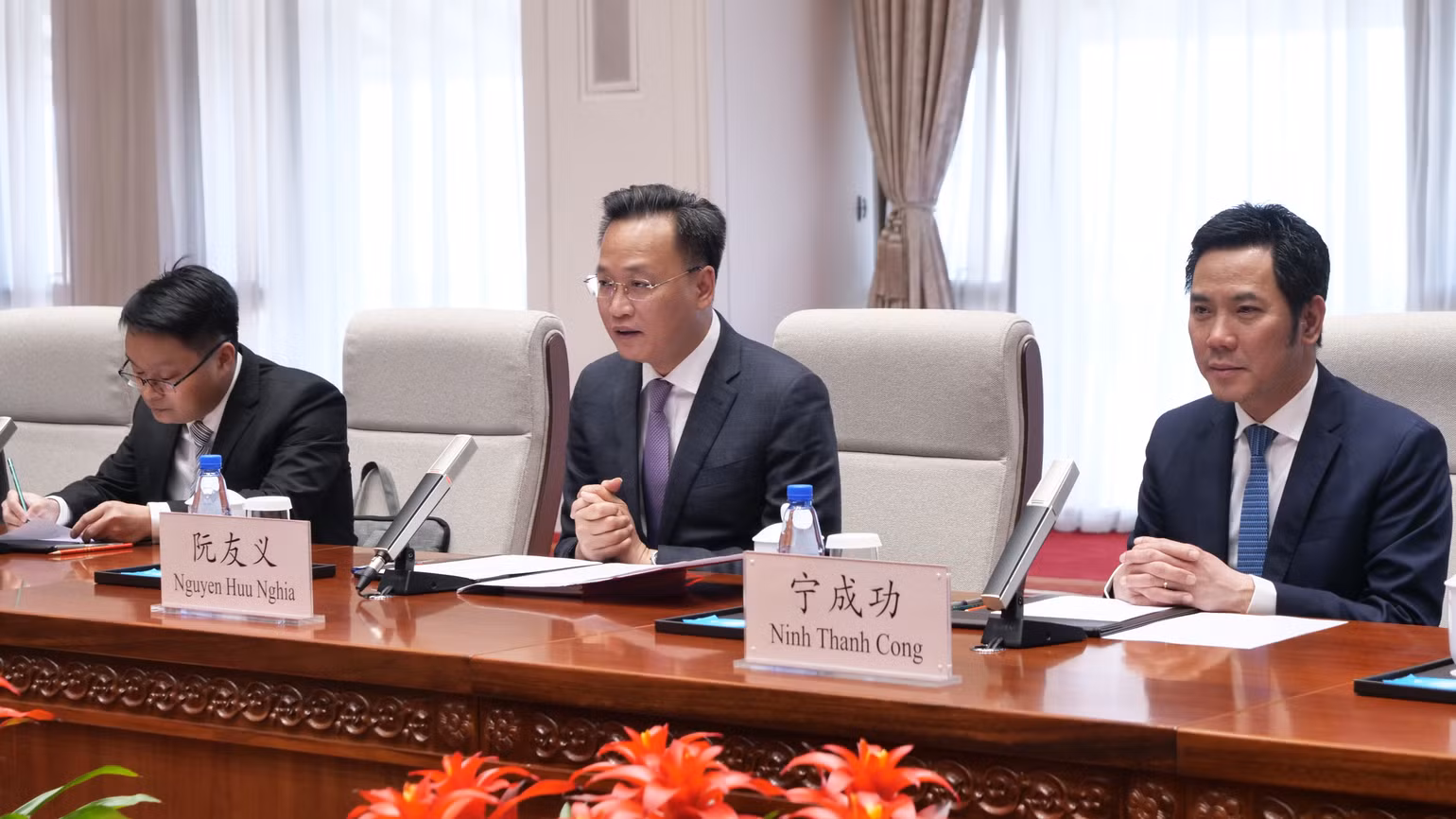 Đồng chí Nguyễn Hữu Nghĩa (giữa) và Công sứ Ninh Thành Công (phải) tại buổi làm việc. Đồng chí Nguyễn Hữu Nghĩa (giữa) và Công sứ Ninh Thành Công (phải) tại buổi làm việc.