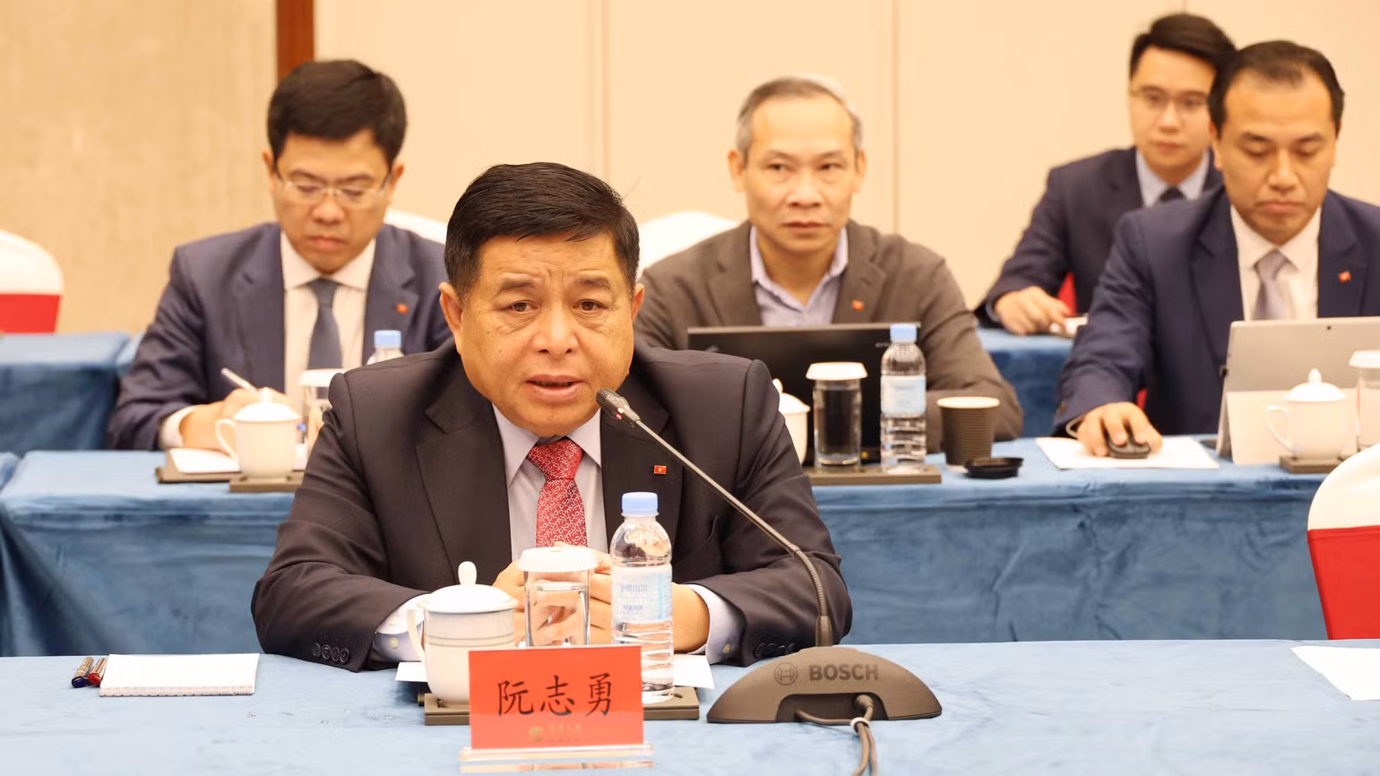 Phó Thủ tướng Nguyễn Chí Dũng làm việc với Ủy ban Cải cách và Phát triển tỉnh Quảng Đông. Phó Thủ tướng Nguyễn Chí Dũng làm việc với Ủy ban Cải cách và Phát triển tỉnh Quảng Đông.