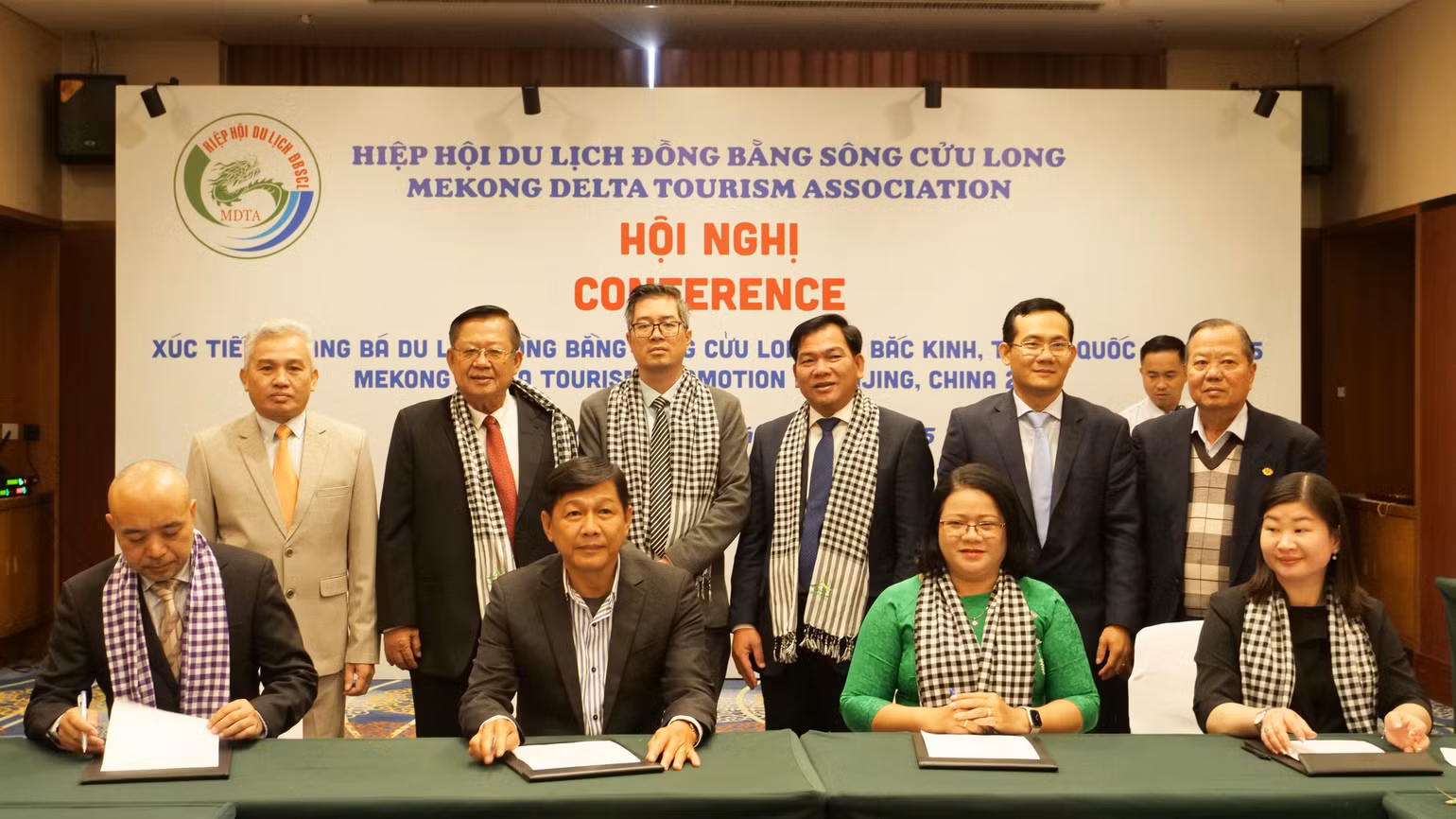 Lễ ký Biên bản ghi nhớ về hợp tác phát triển du lịch giữa các tỉnh đồng bằng sông Cửu Long với công ty du lịch của Trung Quốc.