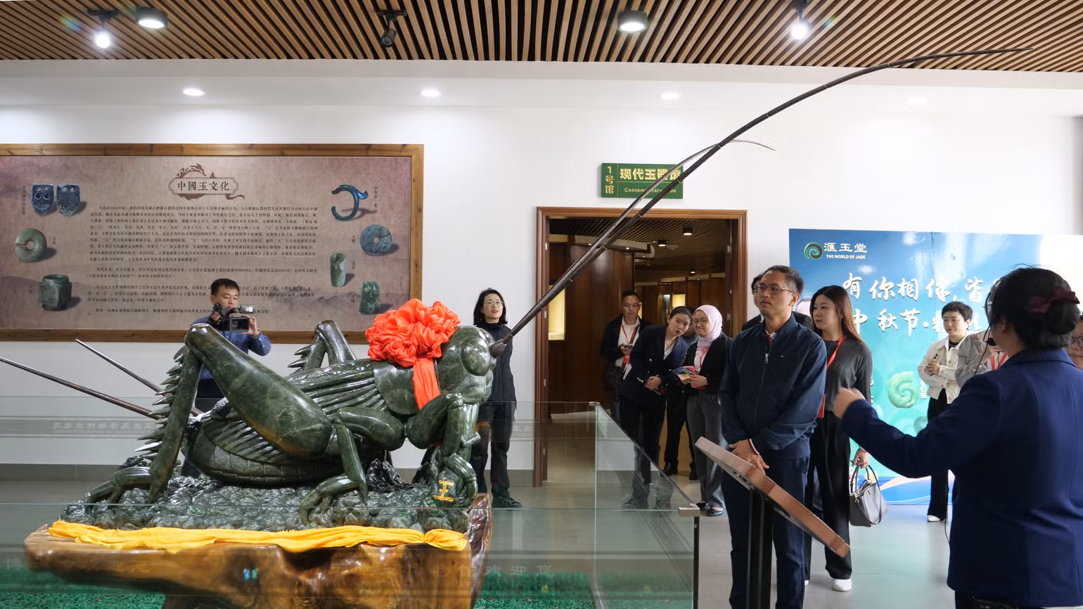 Các đại biểu nghe giới thiệu sản phẩm điêu khắc ngọc "Vua dế" nặng 200kg ở Bảo tàng ngọc Hội Ngọc Đường. Các đại biểu nghe giới thiệu sản phẩm điêu khắc ngọc "Vua dế" nặng 200kg ở Bảo tàng ngọc Hội Ngọc Đường.