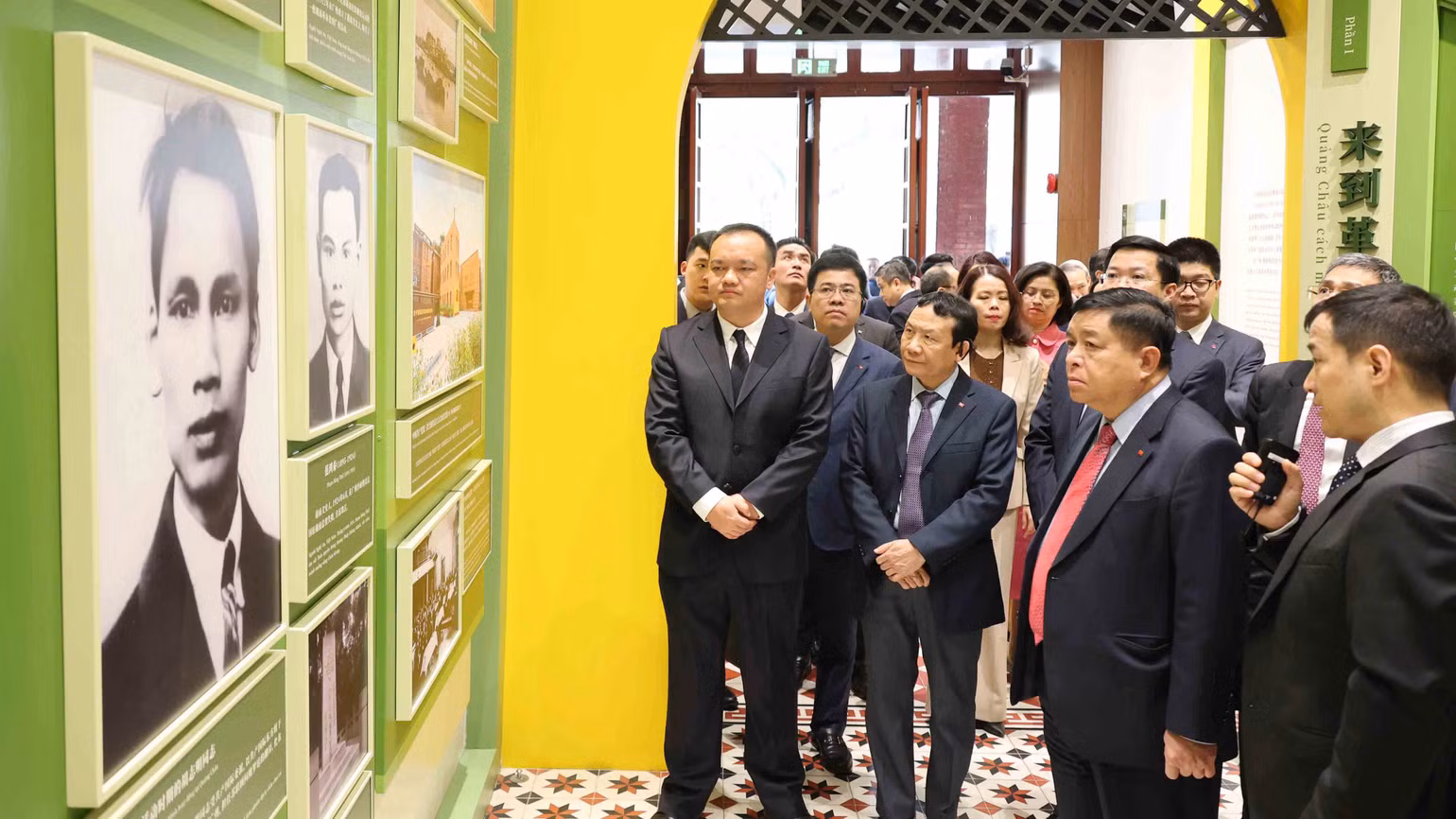 Phó Thủ tướng Nguyễn Chí Dũng thăm Trụ sở Hội Việt Nam Cách mạng Thanh niên tại Quảng Châu, tỉnh Quảng Đông. Phó Thủ tướng Nguyễn Chí Dũng thăm Trụ sở Hội Việt Nam Cách mạng Thanh niên tại Quảng Châu, tỉnh Quảng Đông.