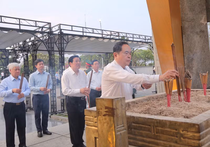 Chủ tịch Quốc hội Trần Thanh Mẫn cùng Đoàn công tác dâng hương tại Nghĩa trang Liệt sĩ quốc gia Đường 9. Chủ tịch Quốc hội Trần Thanh Mẫn cùng Đoàn công tác dâng hương tại Nghĩa trang Liệt sĩ quốc gia Đường 9.