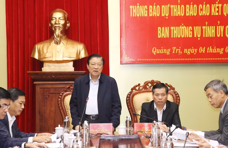 Đồng chí Phan Đình Trạc đề nghị Ban Thường vụ Tỉnh ủy Quảng Trị thời gian tới rà soát lại các chương trình, kế hoạch, nhiệm vụ trọng tâm, phấn đấu thực hiện thắng lợi các mục tiêu. Đồng chí Phan Đình Trạc đề nghị Ban Thường vụ Tỉnh ủy Quảng Trị thời gian tới rà soát lại các chương trình, kế hoạch, nhiệm vụ trọng tâm, phấn đấu thực hiện thắng lợi các mục tiêu.