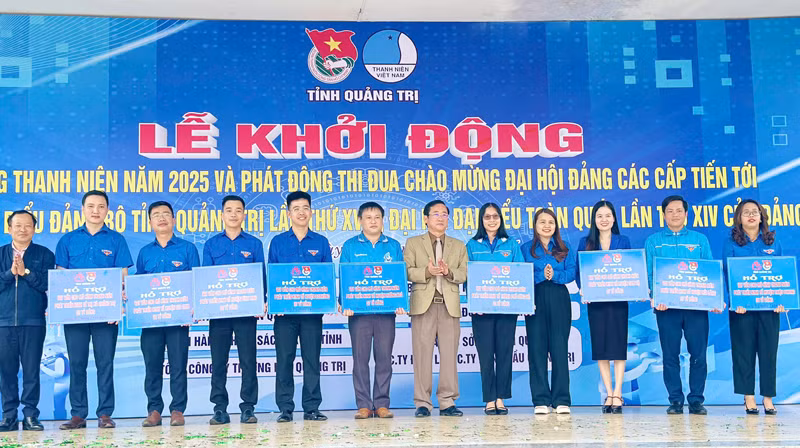 Trao biển tượng trưng cam kết hỗ trợ vốn vay khởi nghiệp, lập nghiệp cho 9 huyện, thị, thành Đoàn.