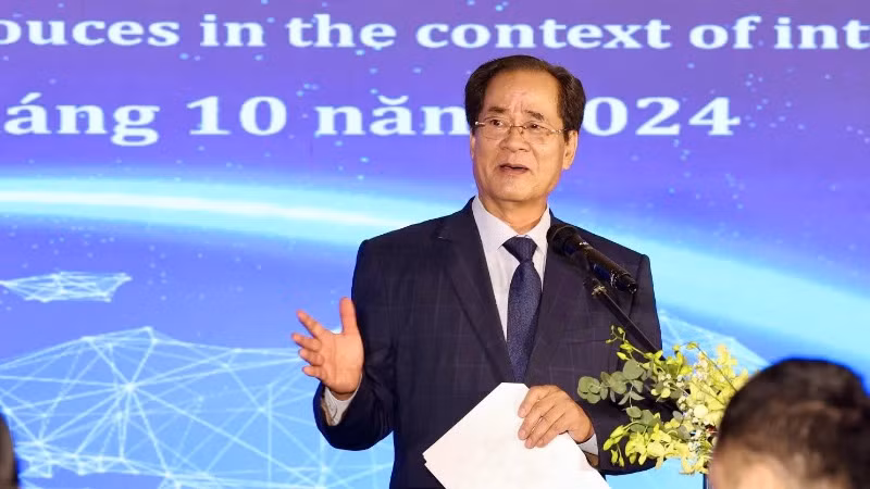 Giáo sư, Tiến sĩ Đào Mạnh Hùng, Chủ tịch Liên chi hội Đào tạo du lịch Việt Nam phát biểu tại hội thảo. Giáo sư, Tiến sĩ Đào Mạnh Hùng, Chủ tịch Liên chi hội Đào tạo du lịch Việt Nam phát biểu tại hội thảo.