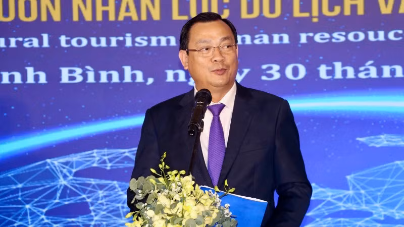 Tiến sĩ Nguyễn Trùng Khánh, Cục trưởng Cục Du lịch quốc gia Việt Nam cho rằng, hiện nay còn một số thách thức trong du lịch văn hóa như: chương trình đào tạo chưa cập nhật, chưa theo kịp được xu hướng mới, công nghệ khai thác mới; biên soạn giáo trình chưa theo kịp trong bối cảnh hội nhập; khó khăn trong việc cạnh tranh trong thu hút nguồn nhân lực... Tiến sĩ Nguyễn Trùng Khánh, Cục trưởng Cục Du lịch quốc gia Việt Nam cho rằng, hiện nay còn một số thách thức trong du lịch văn hóa như: chương trình đào tạo chưa cập nhật, chưa theo kịp được xu hướng mới, công nghệ khai thác mới; biên soạn giáo trình chưa theo kịp trong bối cảnh hội nhập; khó khăn trong việc cạnh tranh trong thu hút nguồn nhân lực...