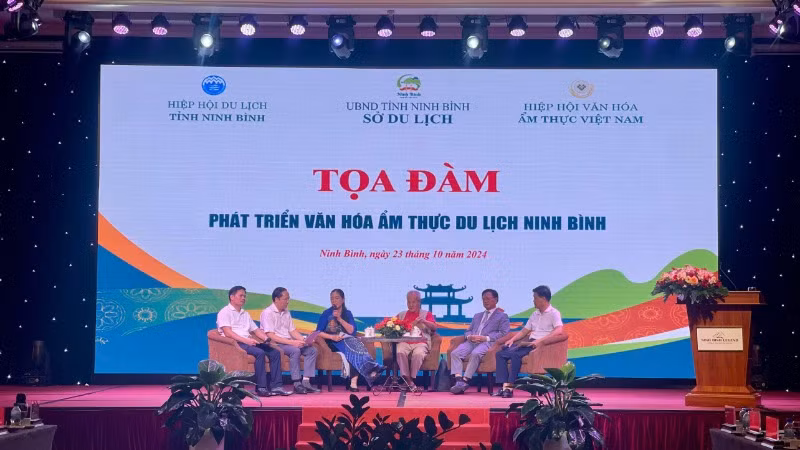 Các đại biểu tham gia tọa đàm tại phiên thảo luận thứ nhất “Đánh giá thực trạng ẩm thực du lịch”. Các đại biểu tham gia tọa đàm tại phiên thảo luận thứ nhất “Đánh giá thực trạng ẩm thực du lịch”.