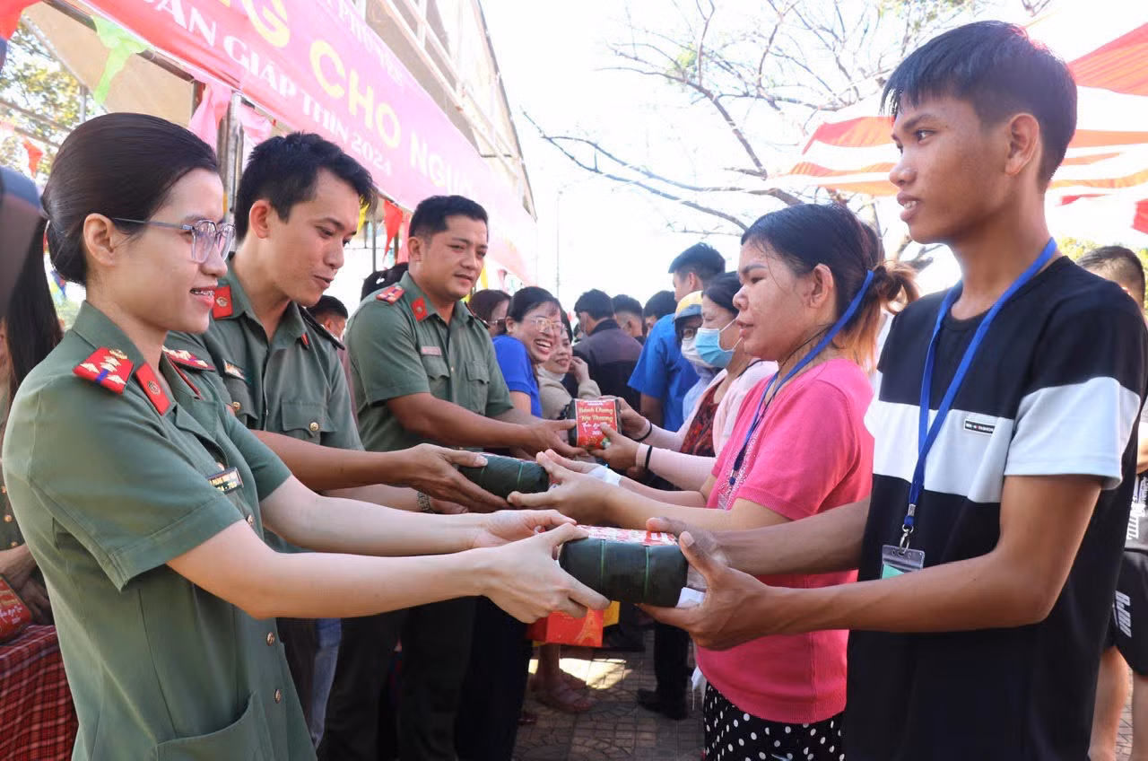 Phòng hậu cần Công an tỉnh Phú Yên trao tặng quà Tết cho bệnh nhân đang điều trị tại Bệnh viện Đa khoa tỉnh Phú Yên. Phòng hậu cần Công an tỉnh Phú Yên trao tặng quà Tết cho bệnh nhân đang điều trị tại Bệnh viện Đa khoa tỉnh Phú Yên.
