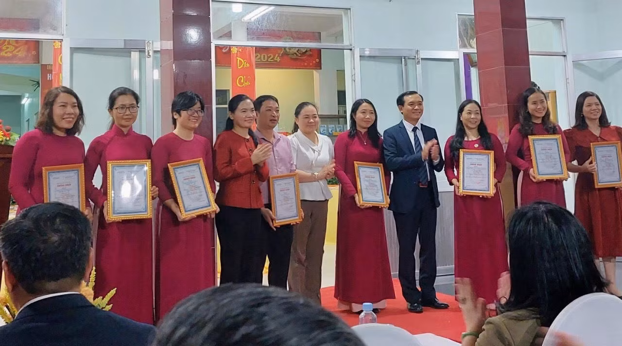 Hội Nhà báo Phú Yên trao giấy chứng nhận cho các nhà báo có tác phẩm báo chí chất lượng cao năm 2023.