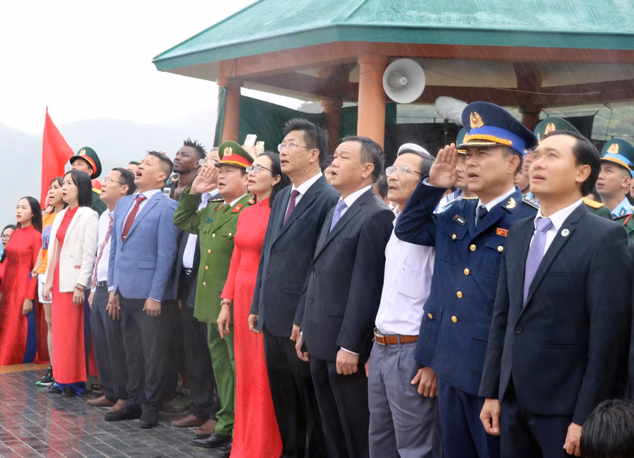 Các đại biểu tham dự lễ chào cờ đầu năm. Các đại biểu tham dự lễ chào cờ đầu năm.