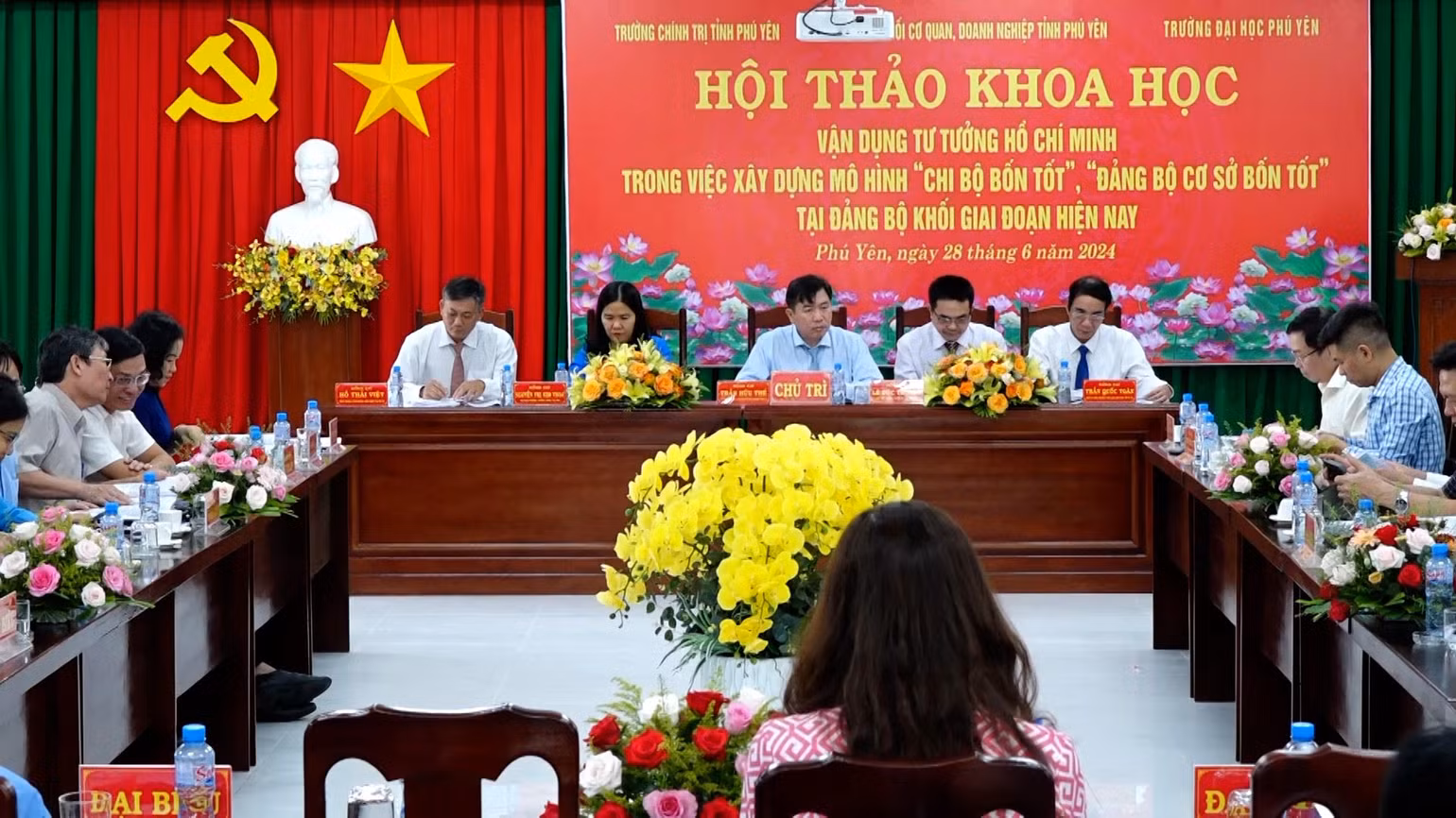 Quang cảnh hội thảo. Quang cảnh hội thảo.