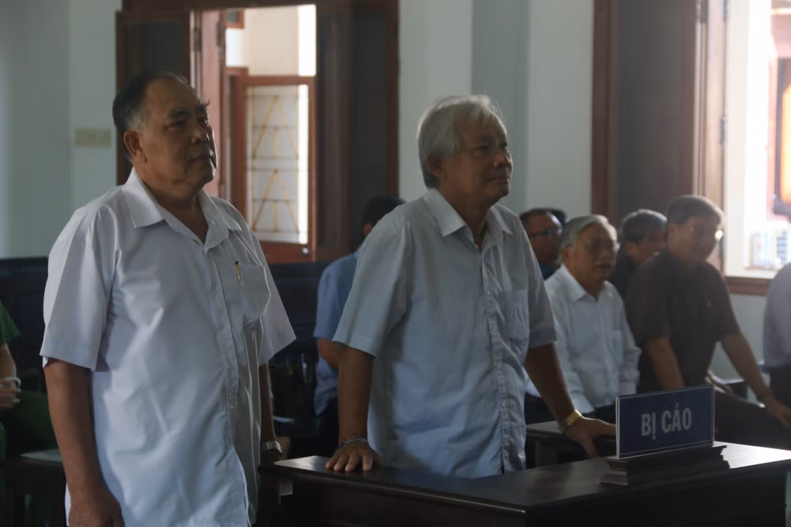 Các bị cáo Đỗ Duy Vinh, Phạm Đình Cự tại phiên tòa.