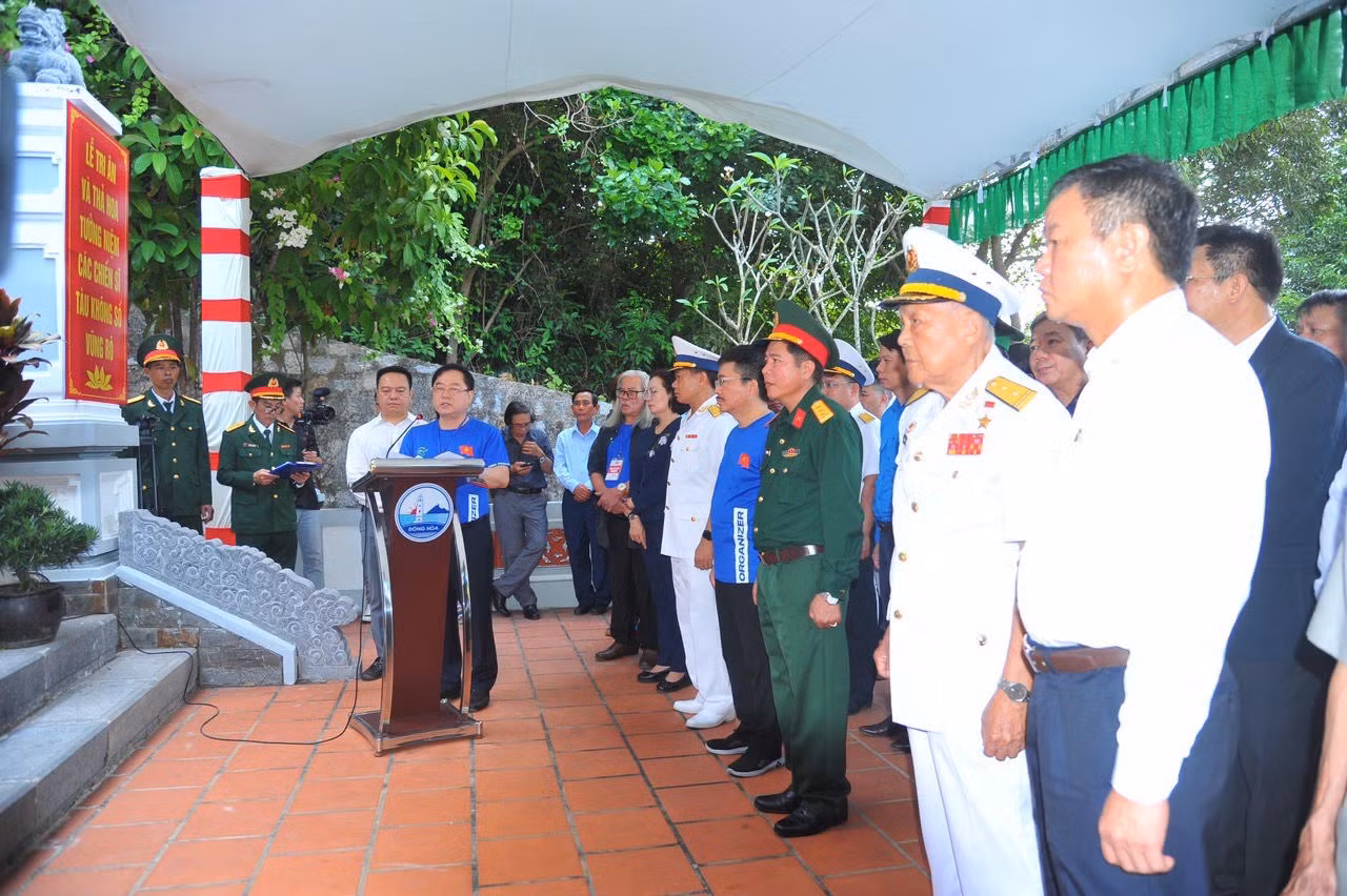 Các đại biểu dâng hương tưởng nhớ các liệt sĩ tại Nhà tưởng niệm các anh hùng liệt sĩ trong Khu di tích Vũng Rô. Các đại biểu dâng hương tưởng nhớ các liệt sĩ tại Nhà tưởng niệm các anh hùng liệt sĩ trong Khu di tích Vũng Rô.
