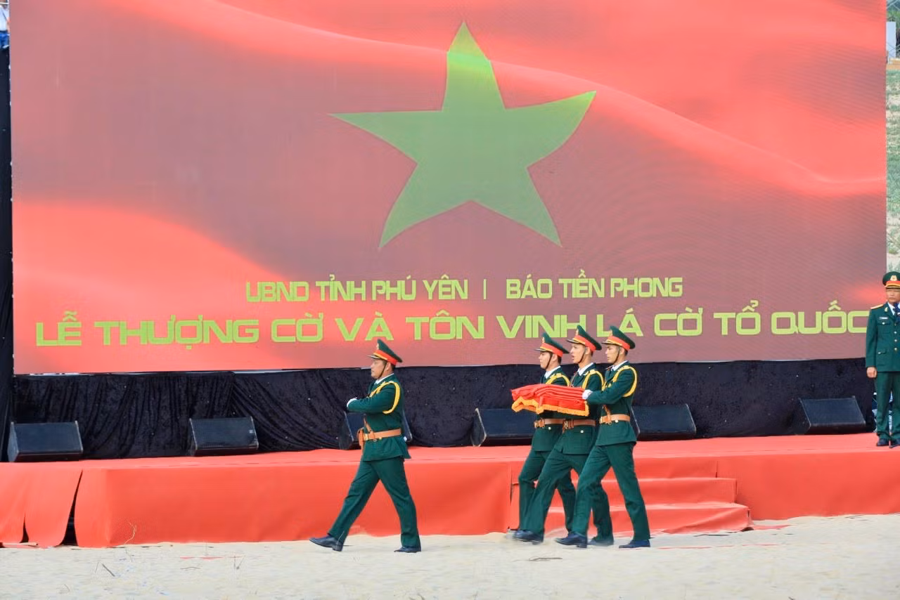 Lễ Thượng cờ và tôn vinh lá cờ Tổ quốc.