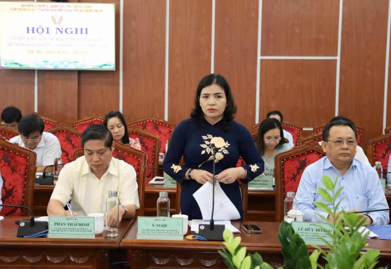 Các đại biểu giới thiệu các mô hình hay, sáng tạo trong phong trào thi đua tại các địa phương.