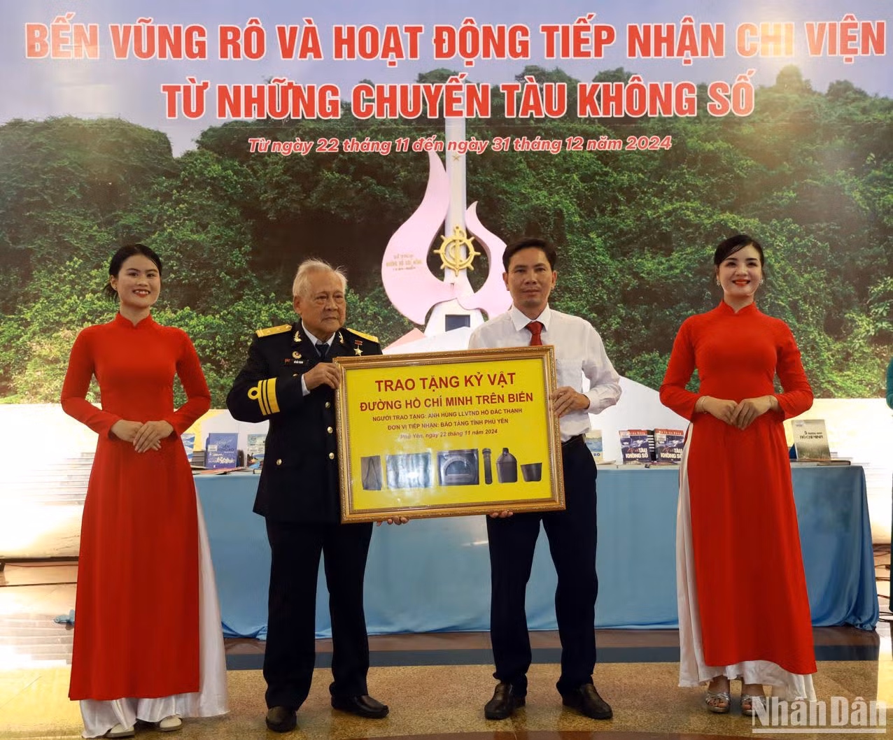 Anh hùng lực lượng vũ trang nhân dân, Trung tá Hồ Đắc Thạnh, nguyên thuyền trưởng tàu 41 trao tặng kỷ vật Đường Hồ Chí Minh trên biển cho Bảo tàng Phú Yên.