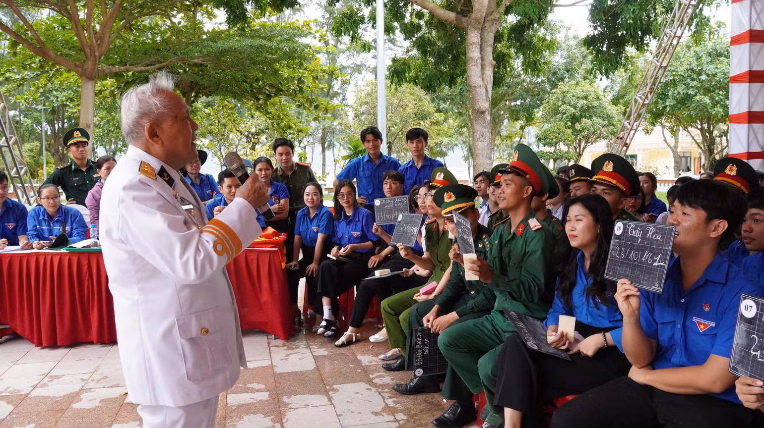 Anh hùng Lực lượng vũ trang nhân dân, Trung tá Hồ Đắc Thạnh, nguyên thuyền trưởng tàu 41 nói chuyện với đông đảo đoàn viên thanh niên.