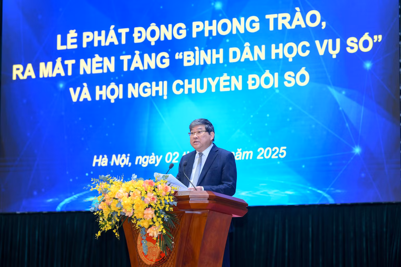 Đồng chí Nguyễn Duy Bắc, Phó Giám đốc Thường trực Học viện Chính trị quốc gia Hồ Chí Minh báo cáo tại Hội nghị. (Ảnh: THẾ ĐẠI)