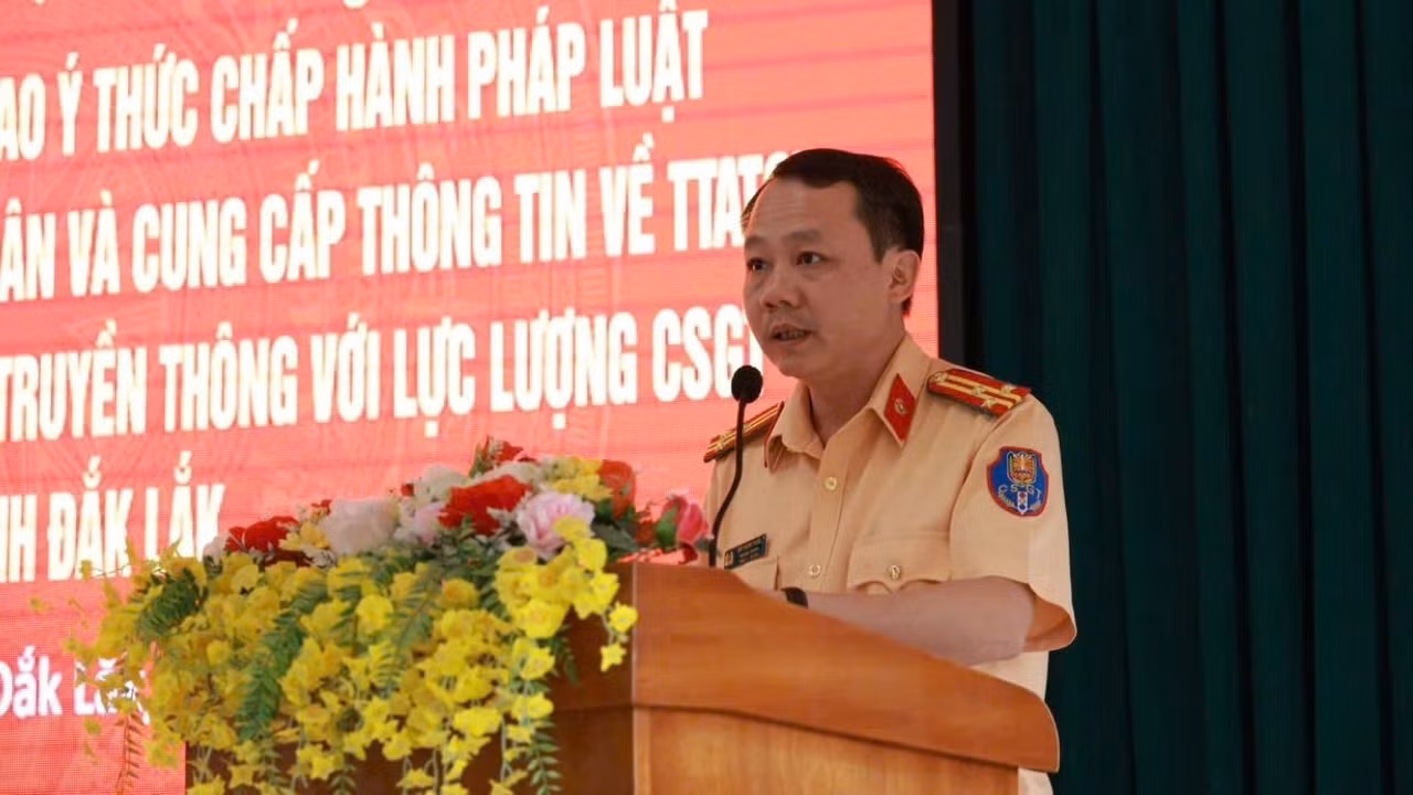 Thượng tá Bùi Trọng Tuấn, Trưởng Phòng Cảnh sát giao thông, Công an tỉnh Đắk Lắk phát biểu tại hội nghị. Thượng tá Bùi Trọng Tuấn, Trưởng Phòng Cảnh sát giao thông, Công an tỉnh Đắk Lắk phát biểu tại hội nghị.