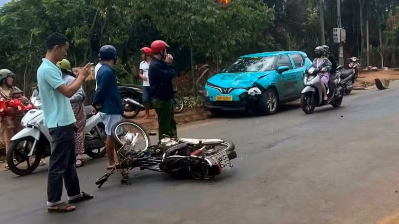 Các cơ quan chức năng đang điều tra nguyên nhân vụ tai nạn. Các cơ quan chức năng đang điều tra nguyên nhân vụ tai nạn.