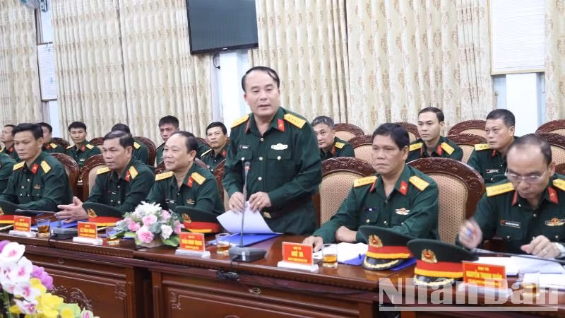 Đại tá Trần Minh Trọng, Chính ủy Bộ Chỉ huy Quân sự tỉnh Đắk Lắk báo cáo tóm tắt các mặt công tác năm 2024 và công tác bảo đảm quốc phòng, an ninh trên địa bàn với Đoàn công tác. Đại tá Trần Minh Trọng, Chính ủy Bộ Chỉ huy Quân sự tỉnh Đắk Lắk báo cáo tóm tắt các mặt công tác năm 2024 và công tác bảo đảm quốc phòng, an ninh trên địa bàn với Đoàn công tác.