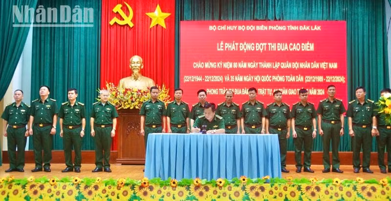 Đại diện lãnh đạo các cơ quan, đơn vị trong Bộ đội Biên phòng tỉnh Đắk Lắk ký kết giao ước thi đua.
