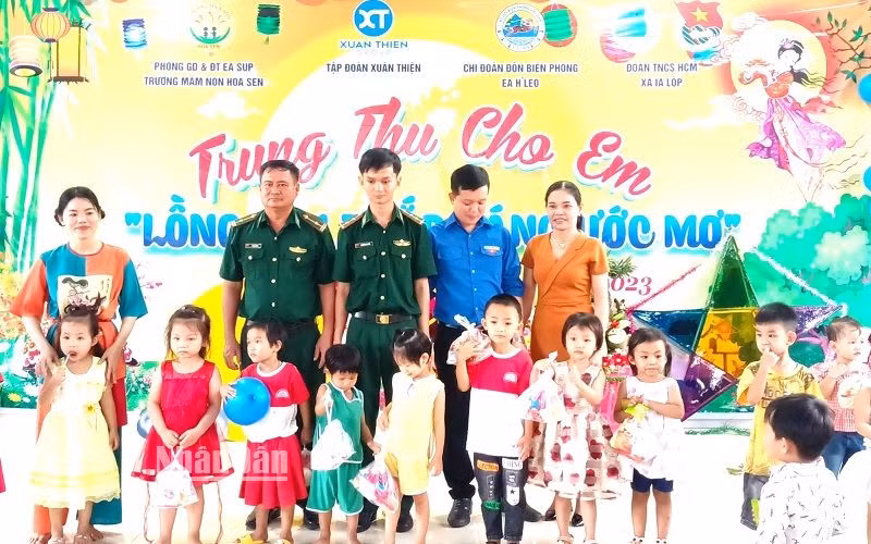 Đồn Biên phòng Ea H'leo phối hợp các đơn vị tặng quà Trung trung thu các cháu xã biên giới Ia Lốp, huyện Ea Súp.