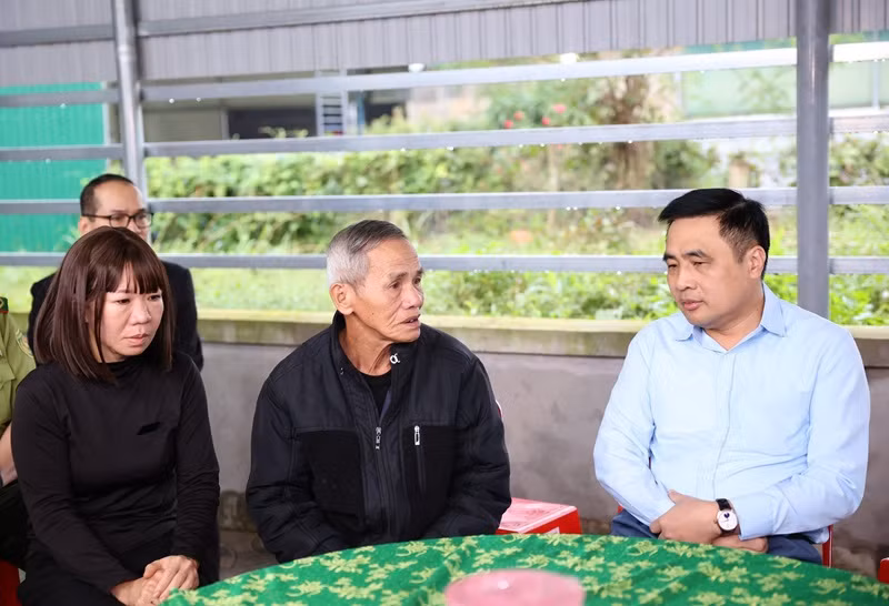 Thứ trưởng Nông nghiệp và Phát triển nông thôn Nguyễn Quốc Trị thăm hỏi, chia buồn, động viên gia đình đồng chí Nguyễn Kim Anh.
