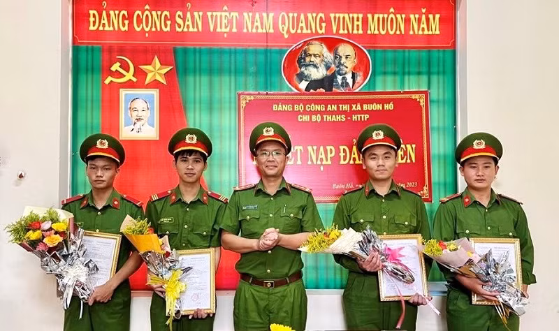Lãnh đạo Chi bộ Thi hành án hình sự và hỗ trợ tư pháp, Đảng bộ Công an thị xã Buôn Hồ trao quyết định kết nạp Đảng và tặng hoa chúc mừng 4 đảng viên mới.