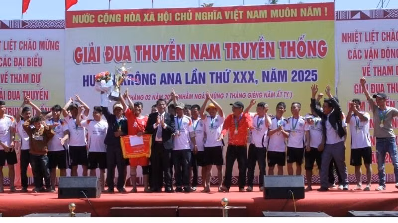 Ban tổ chức giải trao giải cho các đội giành chiến thắng.