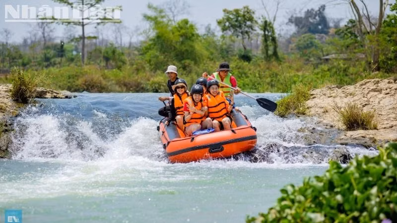Du khách đến vui chơi và trải nghiệm Rafting chèo thuyền vượt thác trên dòng sông Sêrêpốk trong dịp nghỉ lễ 40/4 và 1/5. Du khách đến vui chơi và trải nghiệm Rafting chèo thuyền vượt thác trên dòng sông Sêrêpốk trong dịp nghỉ lễ 40/4 và 1/5.