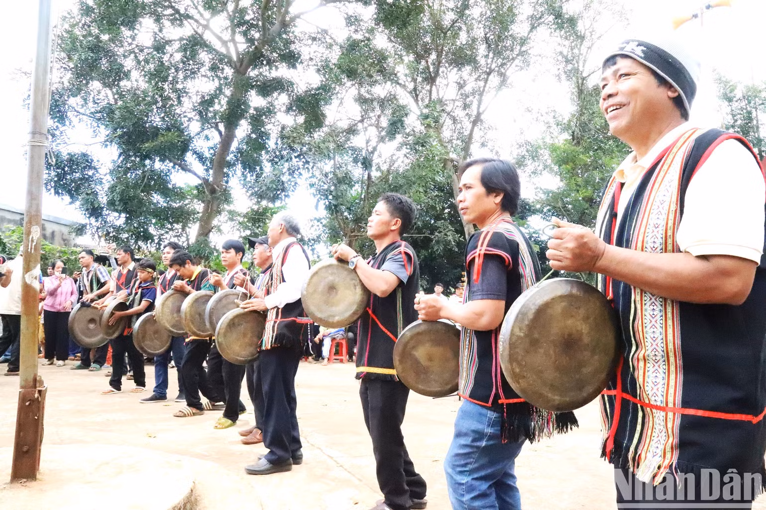 Già làng cúng trong tiếng cồng chiêng ngân vang tạo nên không khí linh thiêng cho Lễ hội mừng lúa mới. Già làng cúng trong tiếng cồng chiêng ngân vang tạo nên không khí linh thiêng cho Lễ hội mừng lúa mới.