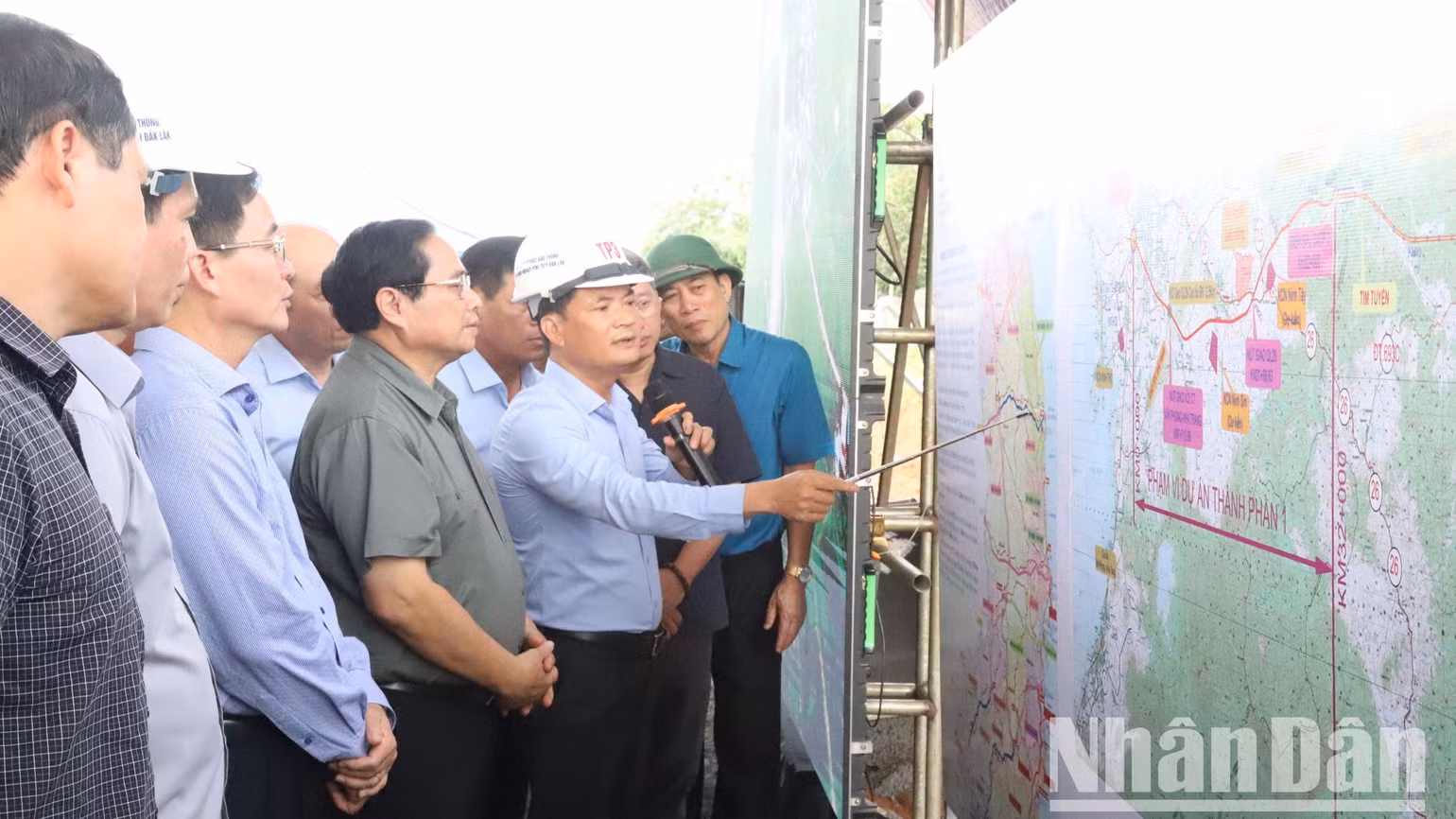 Thủ tướng kiểm tra tiến độ thi công Dự án cao tốc Khánh Hòa-Buôn Ma Thuột trên sơ đồ.
