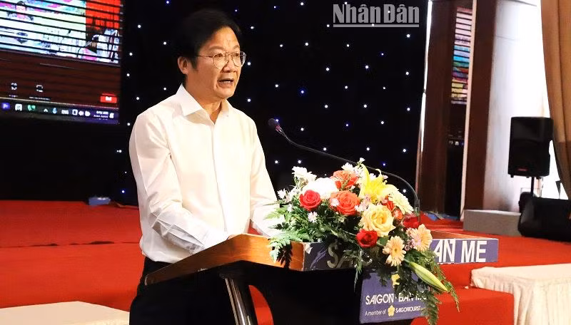 Giám đốc Sở Nông nghiệp và Phát triển nông thôn tỉnh Đắk Lắk Nguyễn Hoài Dương cho rằng, trái sầu riêng muốn đi xa, tạo thị trường bền vững, mọi chủ thể trong chuỗi giá trị cần phải chung sức, chung lòng, hợp tác gắn bó để cùng đi lên. Giám đốc Sở Nông nghiệp và Phát triển nông thôn tỉnh Đắk Lắk Nguyễn Hoài Dương cho rằng, trái sầu riêng muốn đi xa, tạo thị trường bền vững, mọi chủ thể trong chuỗi giá trị cần phải chung sức, chung lòng, hợp tác gắn bó để cùng đi lên.