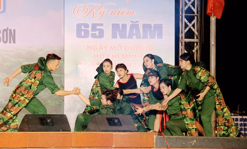Thông qua Hội thi để tuyên truyền sâu rộng về truyền thống yêu nước, tự hào dân tộc, ý chí tự lực, tự cường, vượt qua khó khăn thử thách của quân và dân ta dưới sự lãnh đạo của Đảng để làm nên con đường huyền thoại Trường Sơn - đường Hồ Chí Minh. Thông qua Hội thi để tuyên truyền sâu rộng về truyền thống yêu nước, tự hào dân tộc, ý chí tự lực, tự cường, vượt qua khó khăn thử thách của quân và dân ta dưới sự lãnh đạo của Đảng để làm nên con đường huyền thoại Trường Sơn - đường Hồ Chí Minh.