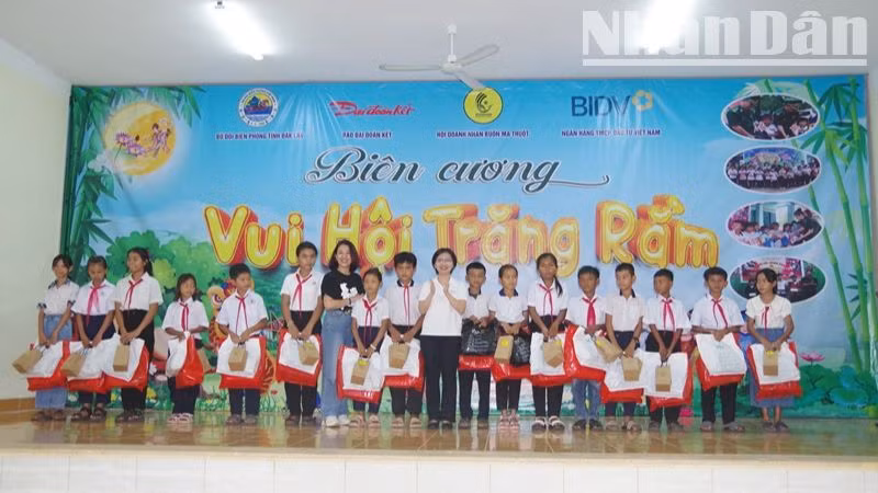 Đại diện các đơn vị trao quà cho các cháu học sinh trong Chương trình “Nâng bước em tới trường-Con nuôi Đồn Biên phòng”, “Mẹ đỡ đầu”, Dự án “Cán bộ, chiến sĩ Quân đội Nâng bước em tới trường”.