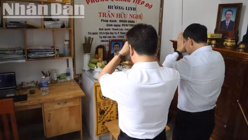 Thầy thuốc nhân dân, Giáo sư, Tiến sĩ, bác sĩ Phạm Như Hiệp, Giám đốc Bệnh viện Trung ương Huế, Chủ tịch Hội đồng ghép tạng Bệnh viện và Thạc sĩ, bác sĩ Lê Đăng Trung, Giám đốc Bệnh viện đa khoa Thiện Hạnh dâng hương tưởng nhớ anh Trần Hữu N.