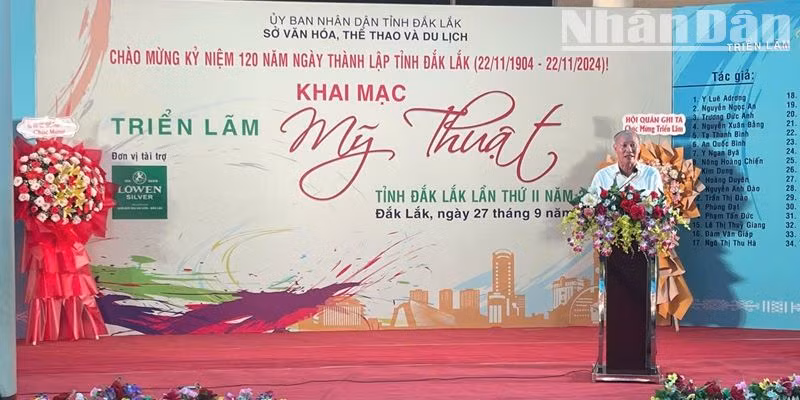 Giám đốc Sở Văn hóa-Thể thao và Du lịch tỉnh Đắk Lắk Thái Hồng Hà phát biểu khai mạc triển lãm. Giám đốc Sở Văn hóa-Thể thao và Du lịch tỉnh Đắk Lắk Thái Hồng Hà phát biểu khai mạc triển lãm.