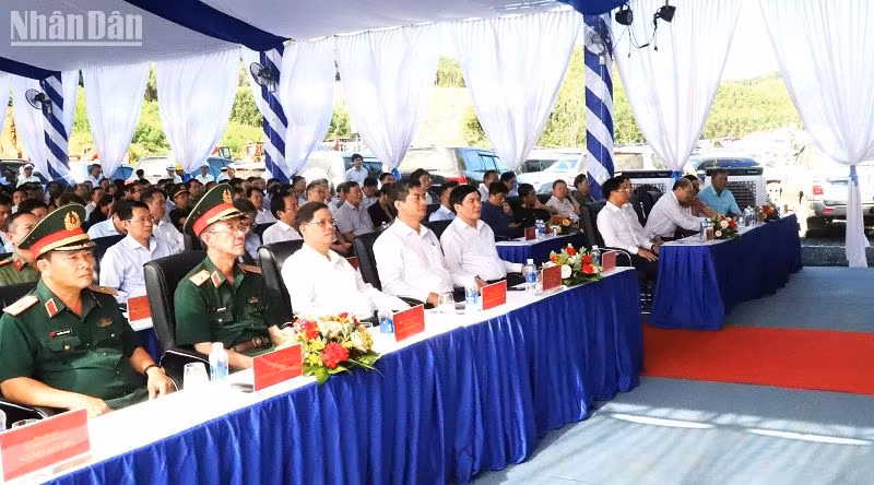 Các đại biểu dự lễ khởi công Dự án đầu tư xây dựng đường bộ cao tốc Khánh Hòa-Buôn Ma Thuột.