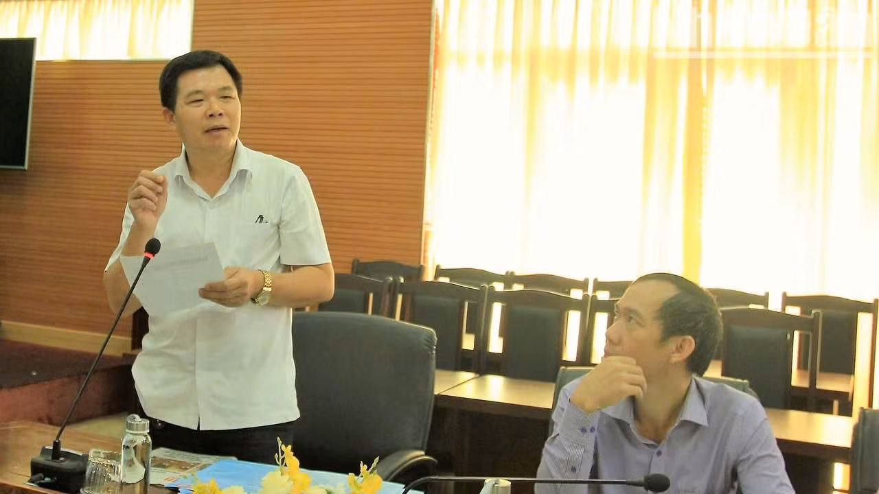 Nhà báo Nguyễn Công Lý, Trưởng Văn phòng đại diện Báo Nhân Dân tại Đắk Lắk phát biểu tại buổi trao tặng phụ san đặc biệt của Báo Nhân Dân về Cột cờ Hà Nội.
