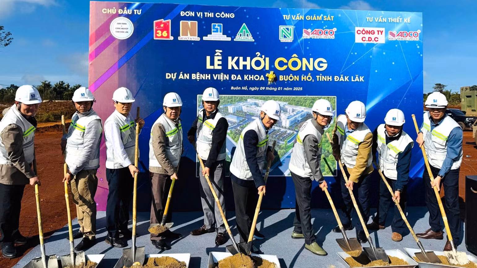 Lãnh đạo Ban Quản lý dự án đầu tư xây dựng công trình dân dụng và công nghiệp tỉnh Đắk Lắk và thị xã Buôn Hồ động thổ xây dựng Bệnh viện đa khoa thị xã Buôn Hồ quy mô 500 giường bệnh, sẽ đưa vào hoạt động vào tháng 2/2026.