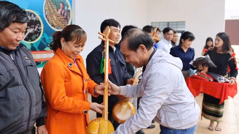 Bàn giao các loại nhạc cụ, đạo cụ truyền thống của các dân tộc Ê-đê, Lào, Tày Nùng, Thái, Mường, Thanh Y,… cho các câu lạc bộ, đội văn nghệ của các thôn, buôn vùng dân tộc thiểu số trong tỉnh. Bàn giao các loại nhạc cụ, đạo cụ truyền thống của các dân tộc Ê-đê, Lào, Tày Nùng, Thái, Mường, Thanh Y,… cho các câu lạc bộ, đội văn nghệ của các thôn, buôn vùng dân tộc thiểu số trong tỉnh.