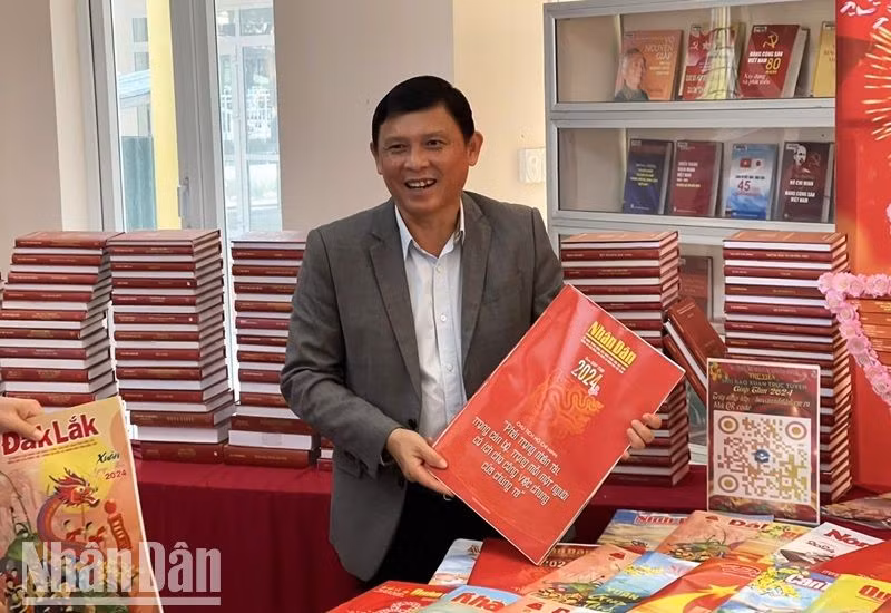 Phó Chủ tịch Thường trực Ủy ban nhân dân tỉnh Đắk Lắk Nguyễn Tuấn Hà với ấn phẩm Báo Nhân Dân Xuân Giáp Thìn 2024.