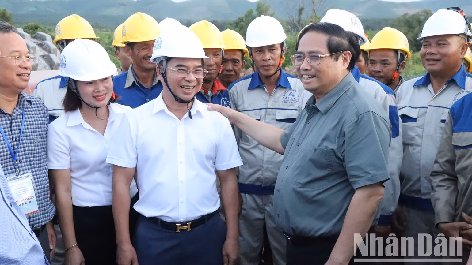 Đến khảo sát tuyến cao tốc tại xã Vụ Bổn, huyện Krông Pắc, Thủ tướng động viên nhà thầu địa phương là Công ty TNHH Đầu tư và Thương mại Sài Gòn nỗ lực vươn lên, đầu tư trang thiết bị, có thêm kinh nghiệm phát triển.