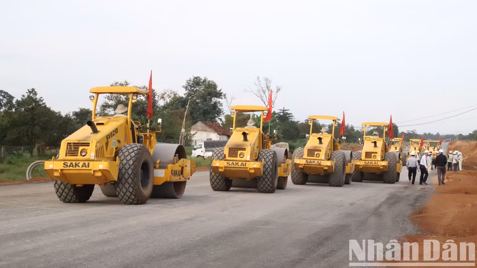 Các nhà thầu thi công đang đẩy nhanh tiến độ thi công dự án.