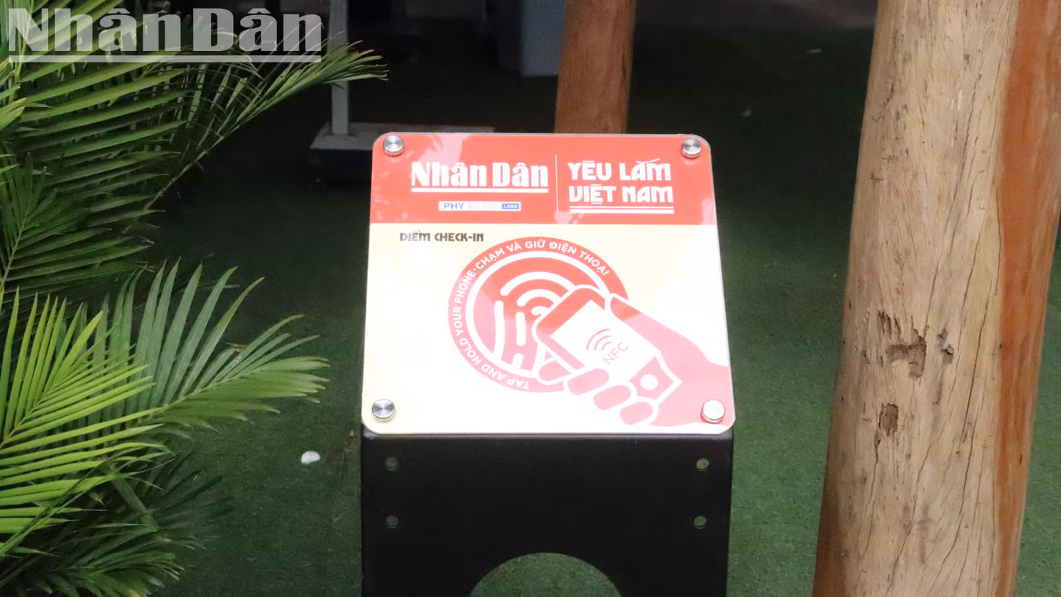 Bảng gắn chip NFC (công nghệ kết nối không dây), được thiết kế hai màu vàng đỏ lấy cảm hứng từ quốc kỳ Việt Nam và có thể hoạt động tự động mà không cần nguồn điện. Bảng gắn chip NFC (công nghệ kết nối không dây), được thiết kế hai màu vàng đỏ lấy cảm hứng từ quốc kỳ Việt Nam và có thể hoạt động tự động mà không cần nguồn điện.