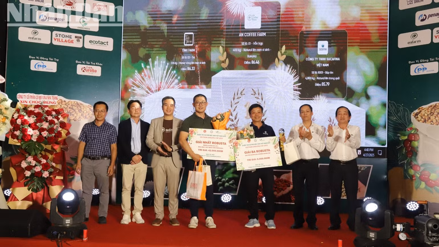 Các nhà tài trợ trao tặng quà cho các đơn vị đạt Top 3 cà-phê đặc sản Robusta. Các nhà tài trợ trao tặng quà cho các đơn vị đạt Top 3 cà-phê đặc sản Robusta.